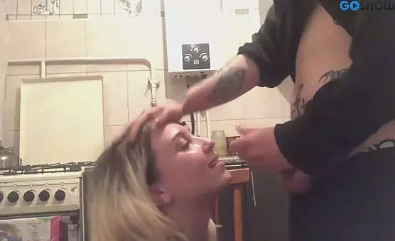 Blonde Cockssucker nimmt Kochhausverirrung