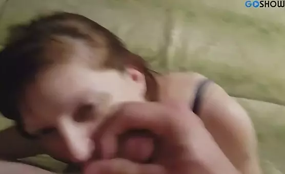 Chupando y moviendo la polla del vecino