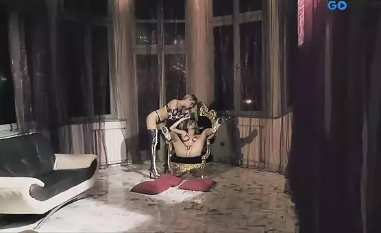 Atrevidas Dama Dominantes Se Submit a Juguetes y Cadenas Polvoresas en una Intensa Lucha de Poder