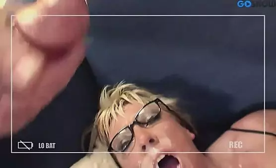 Teppichige Blonden genießen Oralsex bei einer Gruppen-Organie-Eklipse
