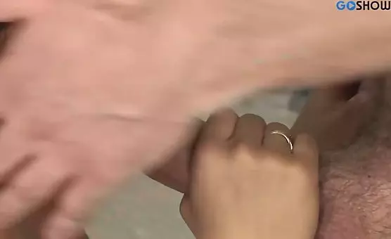 金发女郎深情口交渴望插入她的剃光的阴道的大阴茎