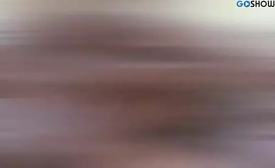 金发女郎不顾一切地玩弄她的脖子从后面被狠狠地侵犯